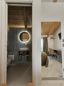 a bathroom with a sink and a mirror at Otium Relais in Furore