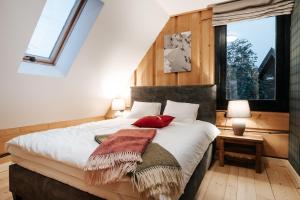 Posteľ alebo postele v izbe v ubytovaní Villa Swiss na wyłączność - jacuzzi, sauna, bilard