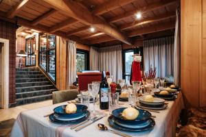Posedenie v ubytovaní Villa Swiss na wyłączność - jacuzzi, sauna, bilard