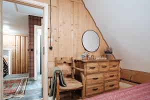 Posteľ alebo postele v izbe v ubytovaní Villa Swiss na wyłączność - jacuzzi, sauna, bilard