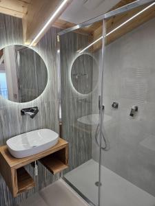 a bathroom with a sink and a shower at Otium Relais in Furore
