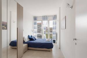 a bedroom with a bed and a large window at Moderno, luminoso, spazioso con VISTA in Milan
