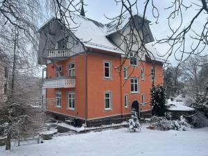 Moderne Ferienwohnung in alter Villa að vetri til