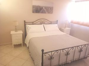 um quarto com uma cama com duas mesas de cabeceira e dois candeeiros em Stella Marina Bed and Breakfast sul mare em Realmonte