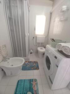 uma casa de banho com uma máquina de lavar roupa e um WC em Stella Marina Bed and Breakfast sul mare em Realmonte