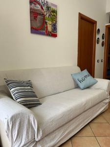 a white couch with two pillows on top of it at A casa ru zu Nino in Capaci +30 photos