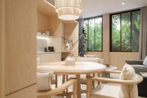 a dining room with a table and some chairs at ONTO Tonalá Mexico City in Mexico City