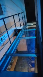 una vista aérea de una escalera en un edificio en chambres chez l habitant villa de luxe, en Mouvaux