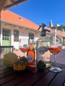 una mesa con dos copas y una botella de vino en Pannonhalma Várlak Vendégház Demeter Lak, en Pannonhalma