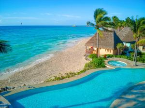 een luchtzicht op een resort op het strand bij Mahekal Beach Front Resort & Spa in Playa del Carmen
