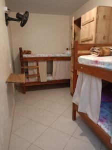 Habitación con 2 literas y un gato en la cama en Conexão Hostel, en Alto Paraíso de Goiás