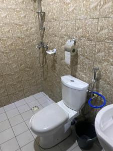 W łazience znajduje się prysznic, toaleta i umywalka. w obiekcie Sunrise Center Bonapriso 104 w mieście Duala