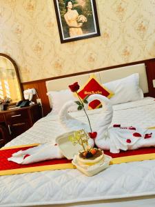 Habitación de hotel con decoración de cisne en una cama en Khách Sạn Nam Sơn en Ðông Khê