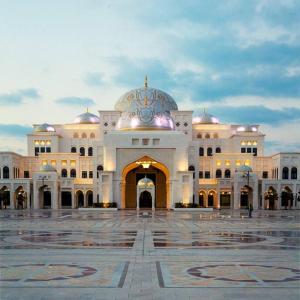 een groot wit gebouw met een koepel erop bij Abu Dhabi Tourist Club-Hotel Home Stay in Abu Dhabi