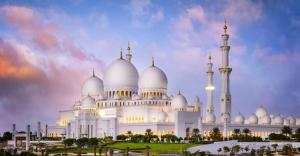 een groot wit gebouw met koepels en moskeeën bij Abu Dhabi Tourist Club-Hotel Home Stay in Abu Dhabi