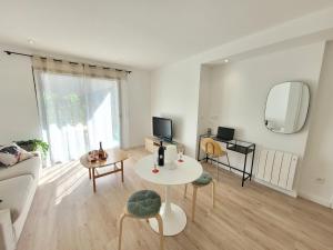 sala de estar con sofá y mesa en Paisible, spacieux avec petit jardin, en Artigues-près-Bordeaux