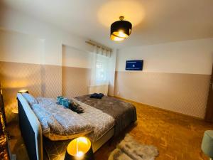 1 dormitorio con 1 cama y TV en la pared en ClickTheFlat Solidarności City Center Apart Rooms en Varsovia