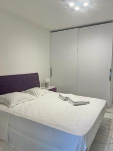 een groot wit bed in een witte kamer bij Saint Jhon in Menton +7 foto's