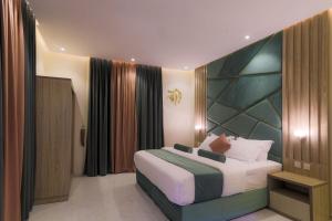 a bedroom with a large bed in a room at جراند فيوتشر in Abha