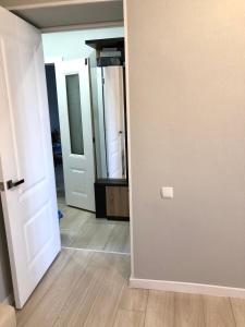 une pièce vide avec une porte et un miroir dans l'établissement Apartment, à Taraz