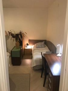 een slaapkamer met een bed, een bureau en een tafel bij Renovated two room apt in Rauma centre with amenities in Rauma