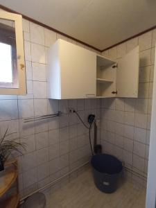 Nhà bếp/bếp nhỏ tại Chalet Drenthe huren! Hart van bosrijk Drenthe! -Rust, ruimte en ontspanning is genieten! Welkom! -Peace, space and relaxation is enjoyment! Welcome! -Ruhe, Raum und entspannung sind genuss! Willkommen!