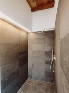 uma casa de banho com um chuveiro com azulejos em Antigua Casa Hermandad em Sevilha