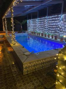 una piscina con luces alrededor y una piscina en Winter Escape with heated pool en Roby