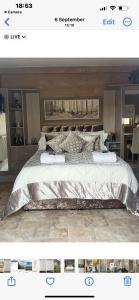ein Schlafzimmer mit einem großen Bett in einem Zimmer in der Unterkunft Kings head Inn 
