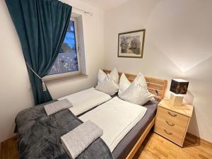 1 dormitorio con 2 camas y ventana en Green Paradise & Cozy Retreat Salzburg with free parking, en Salzburgo