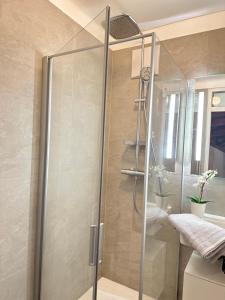 um chuveiro com uma porta de vidro na casa de banho em Green Paradise & Cozy Retreat Salzburg with free parking em Salzburgo