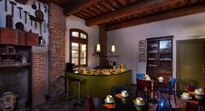uma cozinha com uma ilha verde num quarto em B&B ai Condotti di Pisa da Filippo em San Giuliano Terme