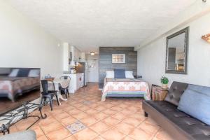 Ένα ή περισσότερα κρεβάτια σε δωμάτιο στο HBR Direct Oceanfront Condo, Daytona Beach, sleeps 4
