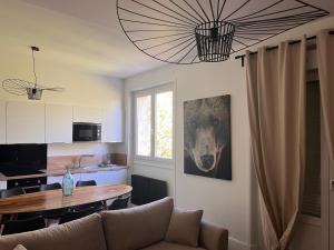 Telewizja i/lub zestaw kina domowego w obiekcie Chez Louisa-Maria