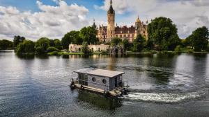 Θέα στο ποτάμι κοντά σε αυτό το πλωτό κατάλυμα