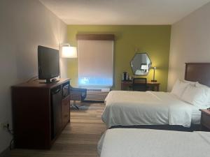 um quarto de hotel com duas camas e uma televisão de ecrã plano em Holiday Inn Express Hotel & Suites Sioux Falls At Empire Mall, an IHG Hotel em Sioux Falls
