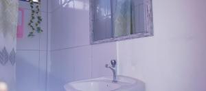 Ein Badezimmer in der Unterkunft "SunRise Inn" Nature Island Dominica