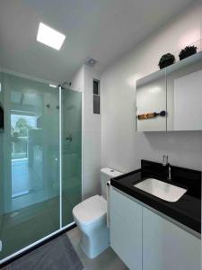 uma casa de banho com um WC, um lavatório e um chuveiro em RN Studio Maceió Apto 302 em Maceió