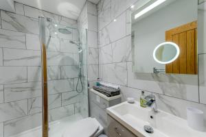 Vannituba majutusasutuses Pass the Keys 5B One bedrom Central Modern Apartment