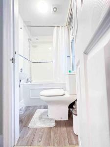 A bathroom at Reading Spacious Stay, NHS & Contractors