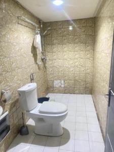 een badkamer met een toilet en een douche bij Sunrise Center Bonapriso - 109 in Douala