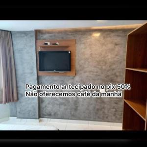 baño con TV en la pared en Victory Flat Tambaú BR, en João Pessoa