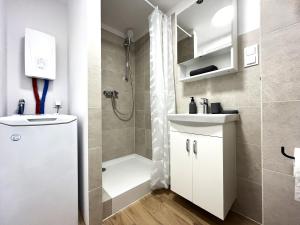 a small bathroom with a shower and a sink at Zarembowicza 31 Apartment - Self Check-In 20h - Lift in Wrocław