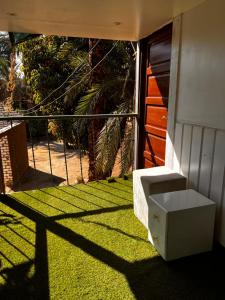 vistas a un balcón con un banco en el césped en Salatoos Mango Camp, en Asuán