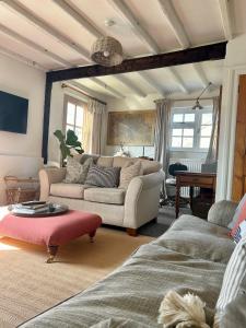 Grundisburgh的住宿－Charming 3 bedroom house in Woodbridge area，客厅配有沙发和桌子