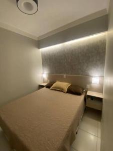 1 dormitorio con 1 cama grande y 2 mesitas de noche en Lindo apartamento no centro de Belém, en Belém