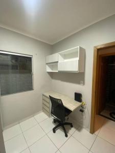 a kitchen with a desk and a chair in a room at Lindo apartamento no centro de Belém in Belém