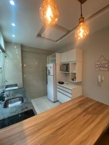 a kitchen with a counter top and a refrigerator at Lindo apartamento no centro de Belém in Belém