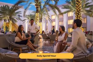 馬斯喀特的住宿－Shangri-La Al Husn, Muscat - Adults Only Resort，一群人坐在酒店大堂的椅子上