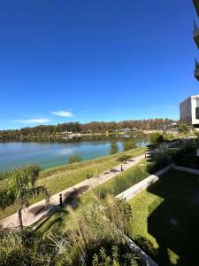 - Vistas al río desde un edificio en Apartamento frente al lago en Montevideo